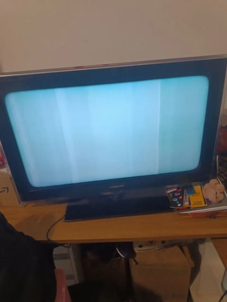 Tv 32 smart polegadas com avarias pra retirar peça Samsung sem controle mas tem a base  - Foto 2