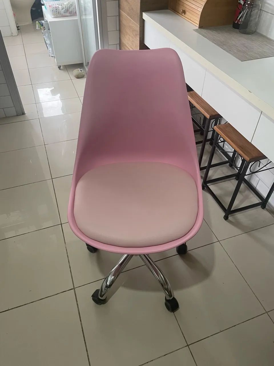 Cadeira giratória rosa