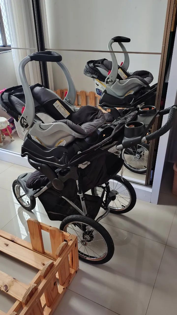 Carrinho de bebê Baby Trend com bebê conforto 