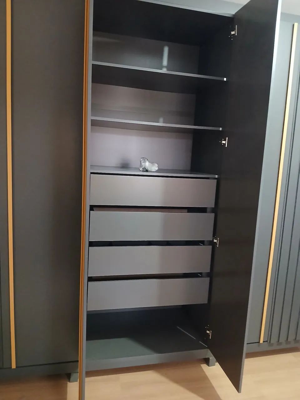 GUARDA ROUPA 6 PORTAS 4 GAVETAS  - Foto 3