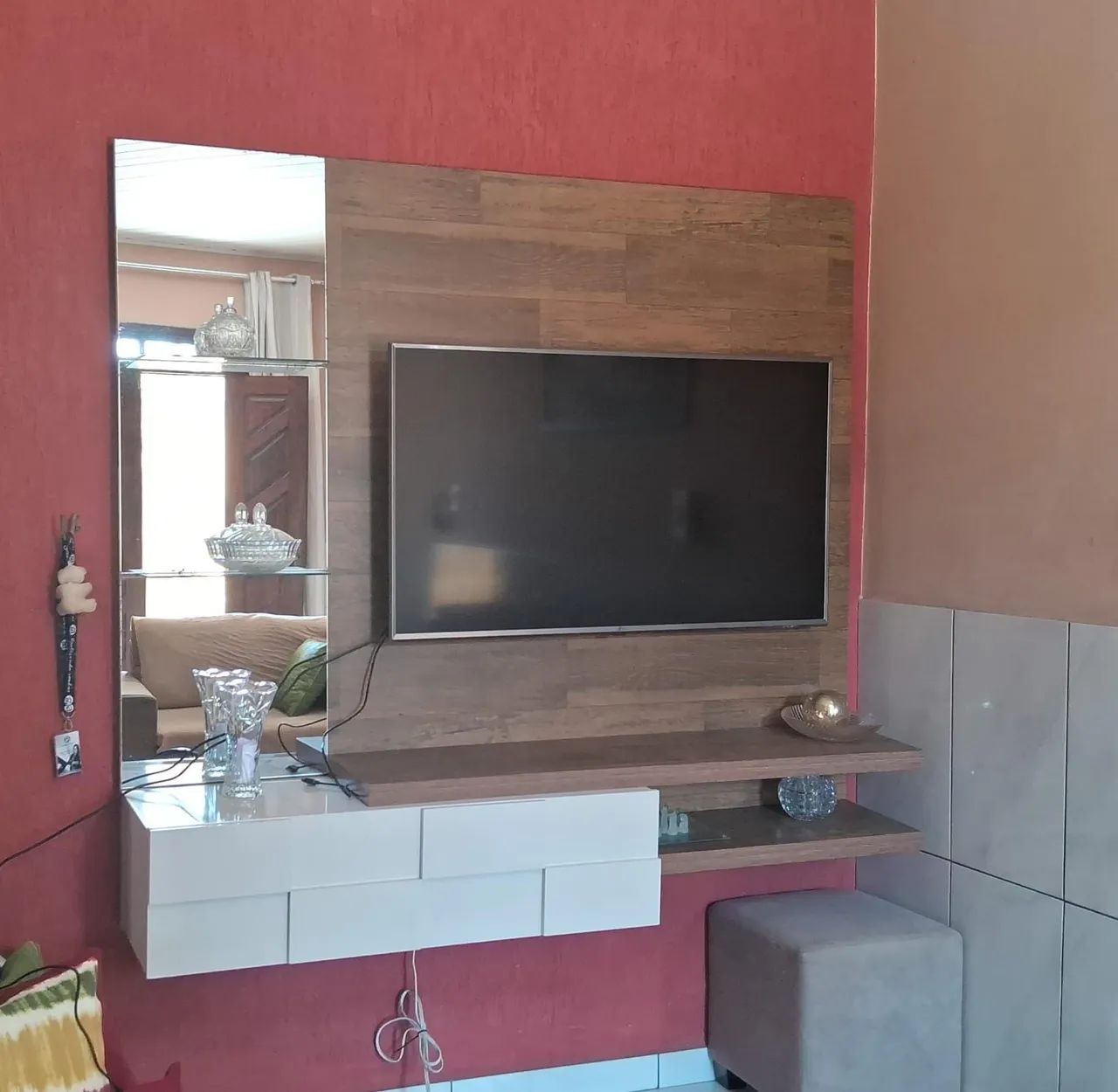 Painel de TV sala com espelho