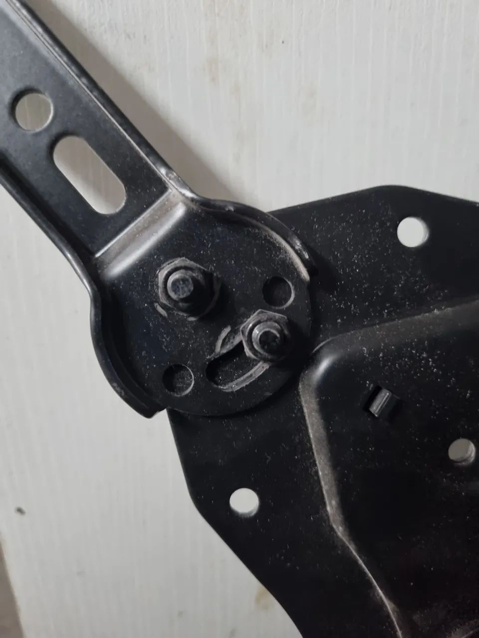Suporte multifuncional articulado para TVs de até  82 polegadas 