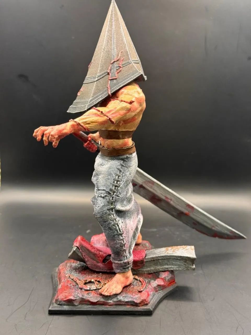 Boneco Pyramid Head Action Figure Silent Hill Cabeça de Pirâmide - Foto 3