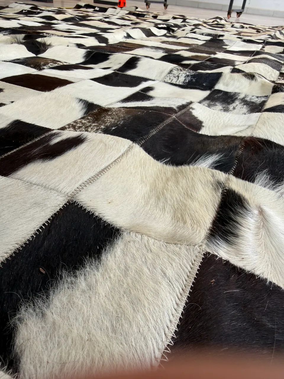 Tapete de Couro Patchwork Preto e Branco - Foto 3