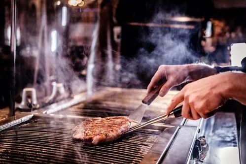 CONTRATA-SE CHAPEIRO PARA RESTAURANTE