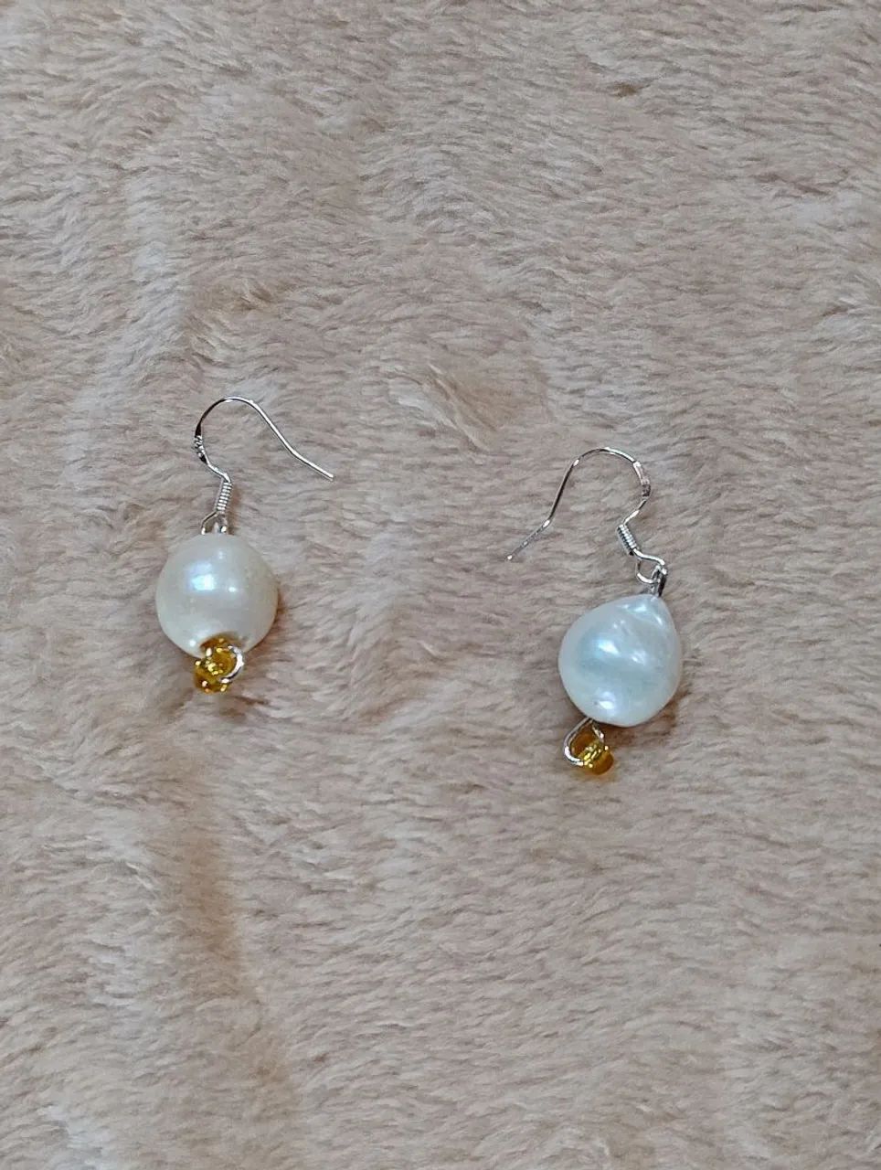 Brincos de prata com pérolas naturais.