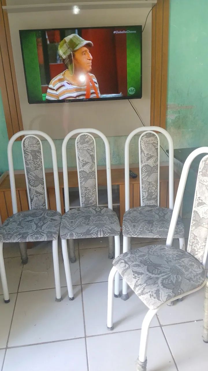 Mesa toda de mármore com 4 cadeiras comprada menos de 1 ano e em perfeita condições 