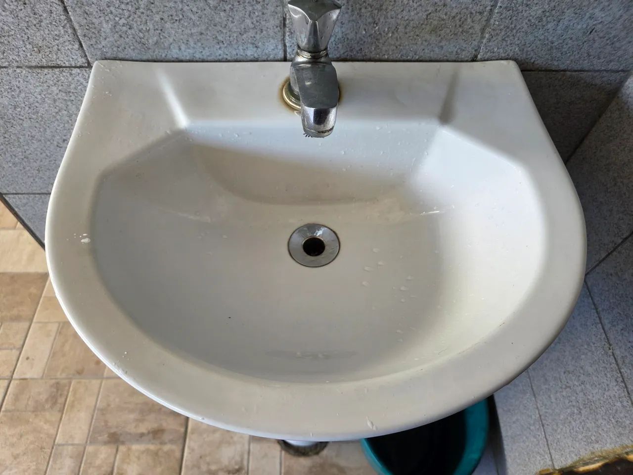 Pia/coluna de banheiro 