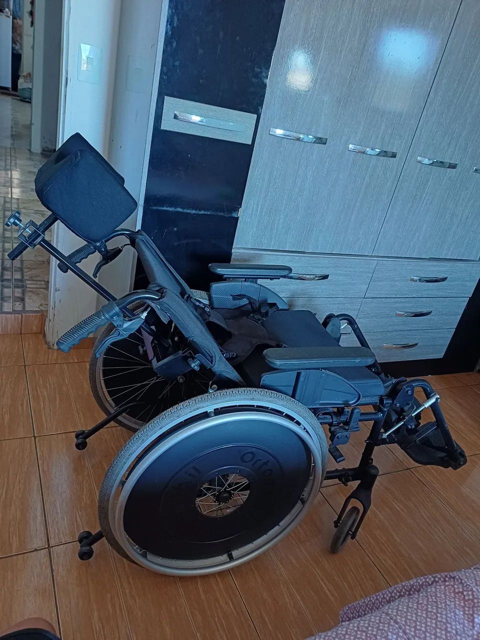 Cadeira de Rodas Ortomobil com apoio para cabeça