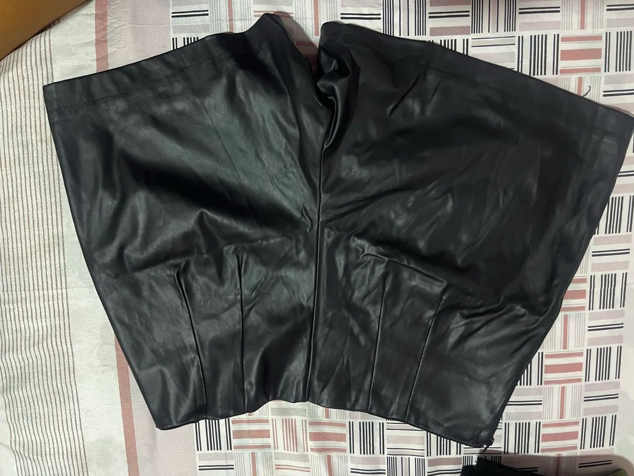 Short preto estilo couro