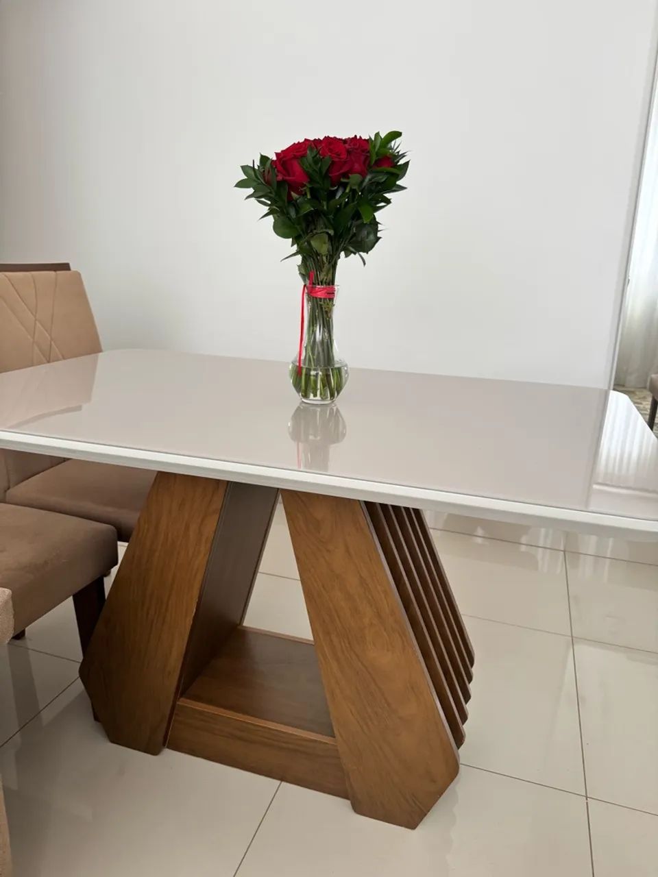 Mesa de Jantar com 4 Cadeiras -Sofisticação e Design Moderno