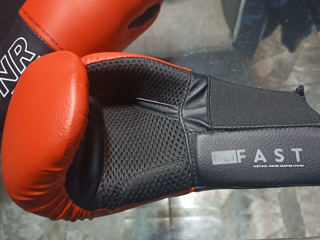 Luva de boxe infantil 4 OZ outshock NOVA  - Foto 4