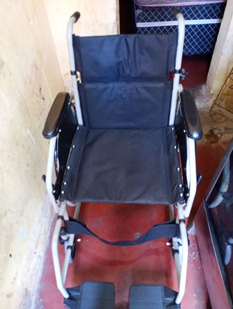 Cadeira de rodas zerada marca Dellamed sup 100kg ass 45cm  - Foto 2