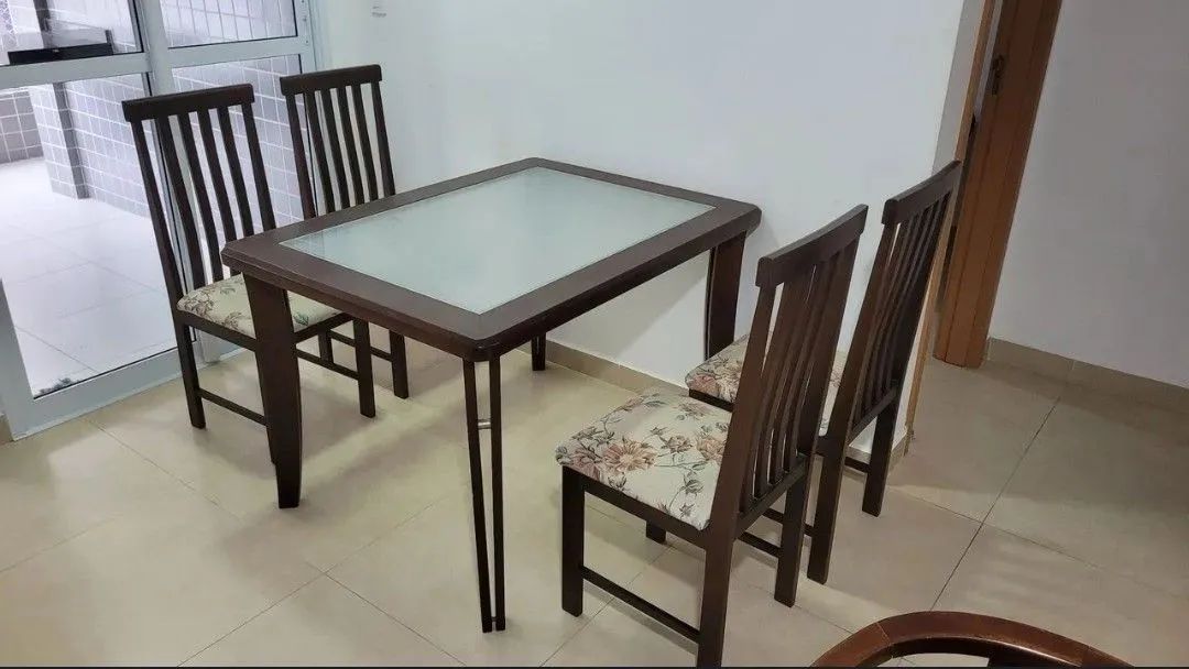 Mesa de madeira com tampo de vidro, 4 cadeiras - Foto 4