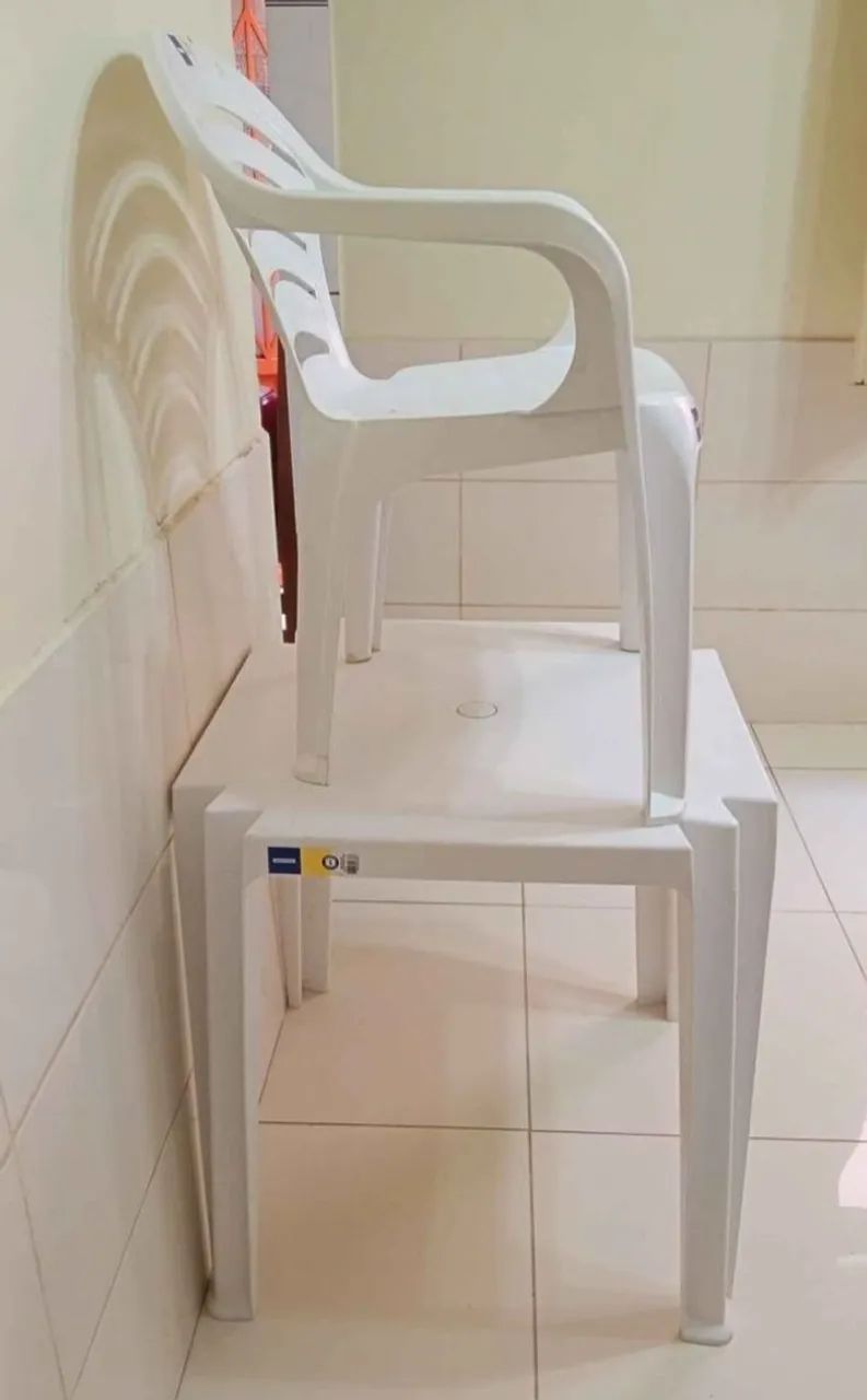 Mesa de plástico branca com cadeira