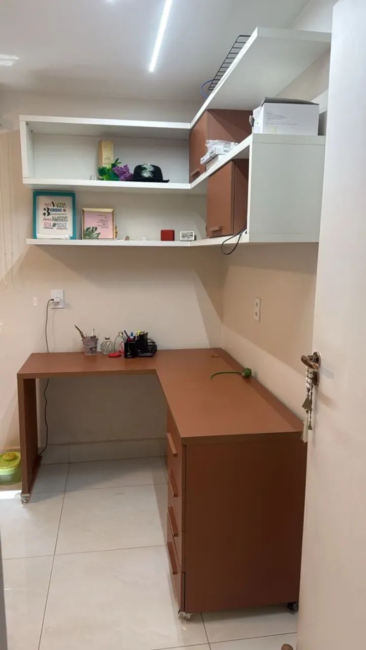 Escrivaninha com prateleira 