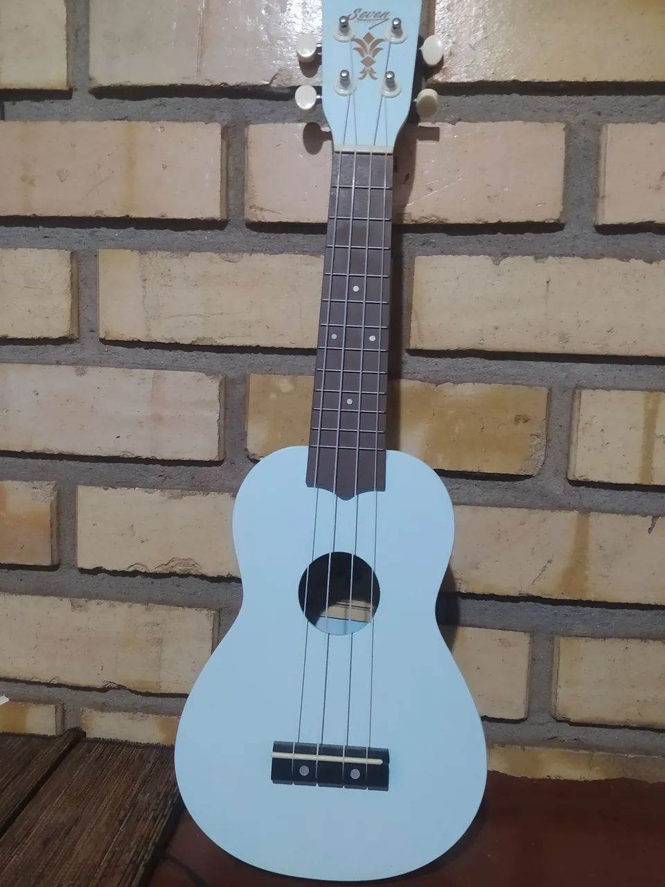Ukulele azul usado