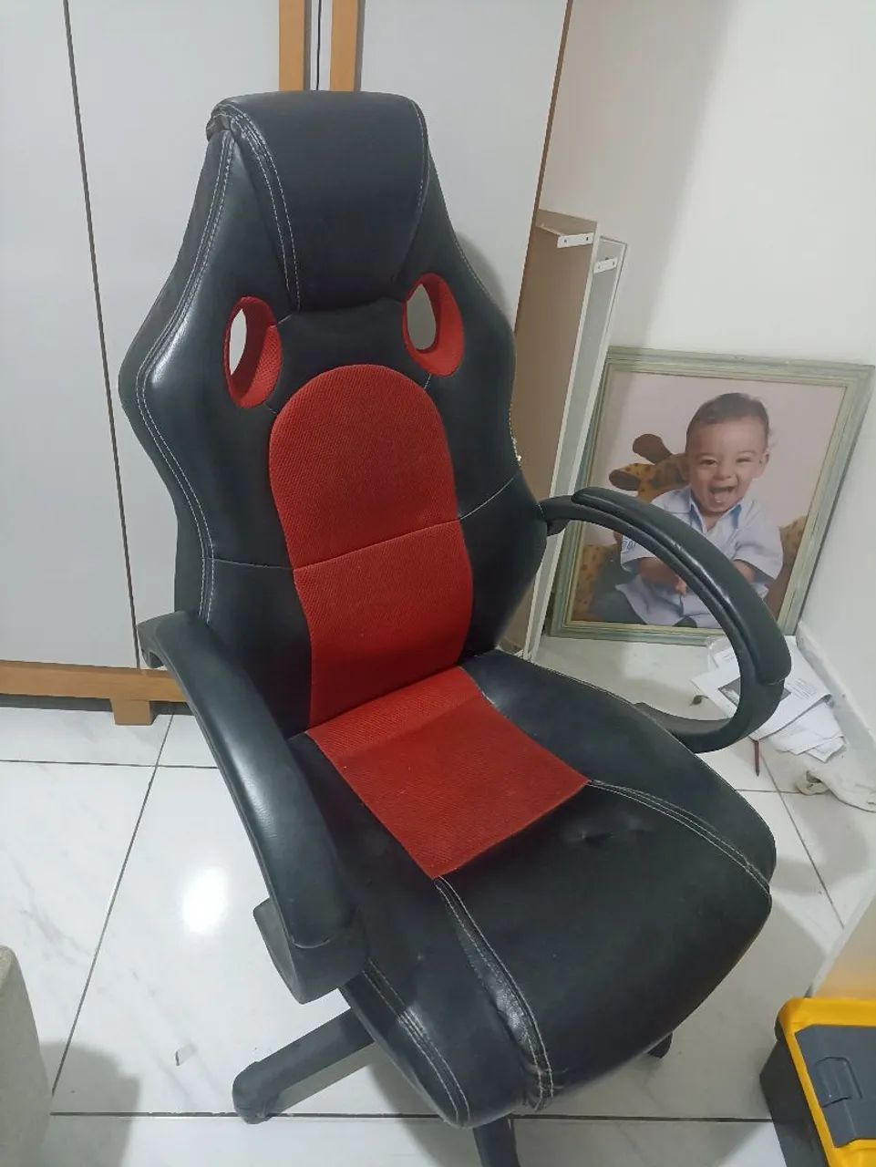 Cadeira gamer vermelha e preta usada - Foto 3
