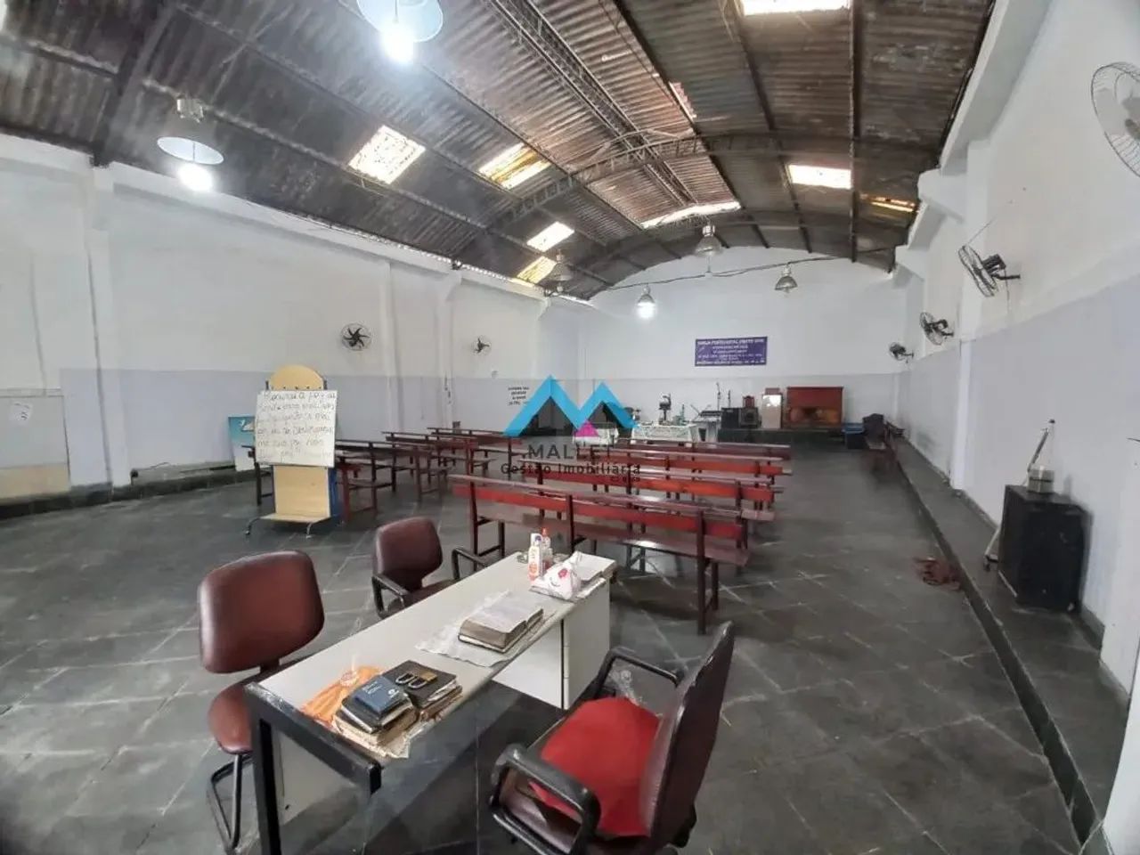 Galpão de 205 m², com 2 vagas de garagem, à venda em Bonsucesso.