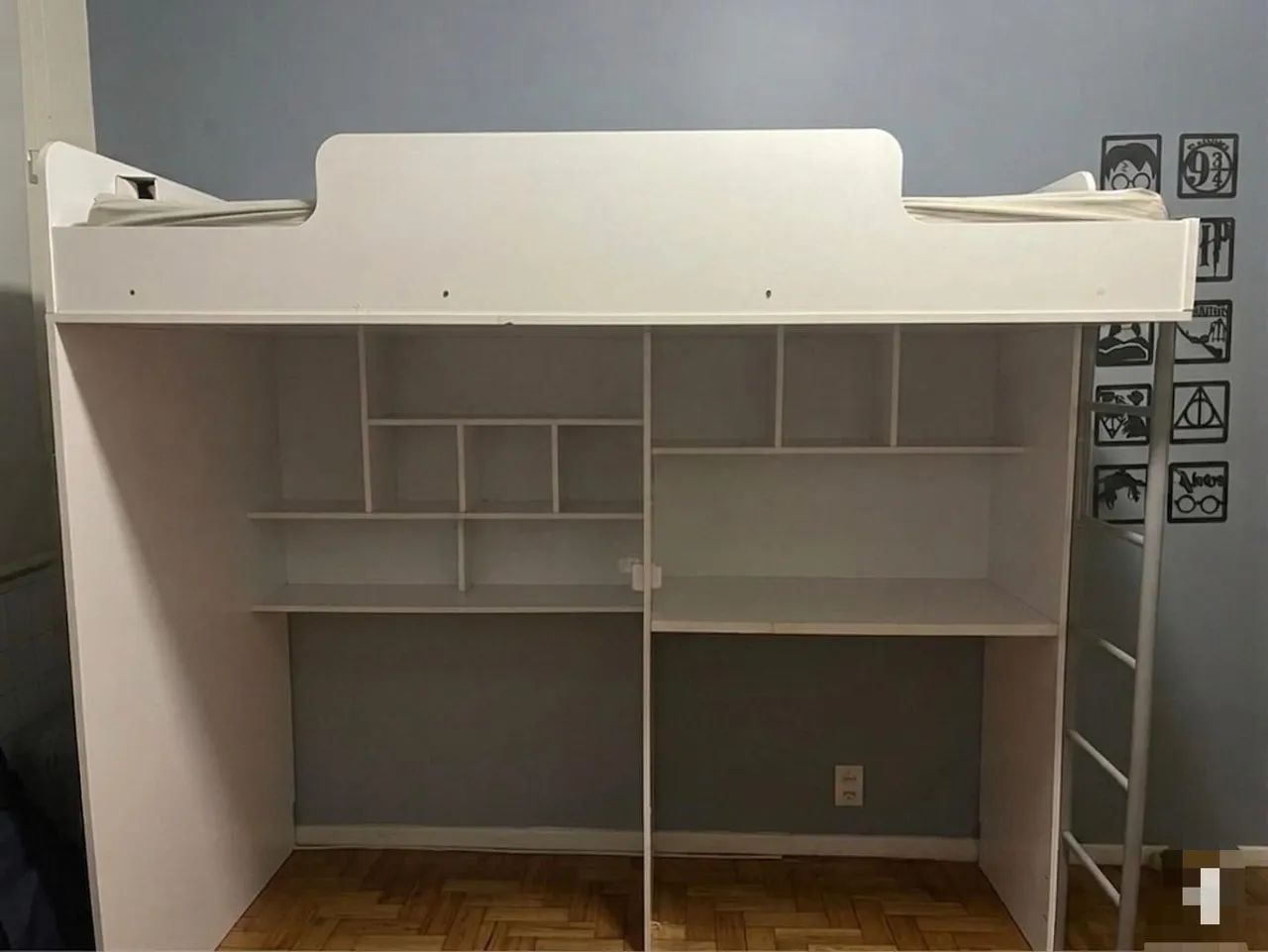 Cama Alta com Escrivaninha e Nichos - Ótimo Estado