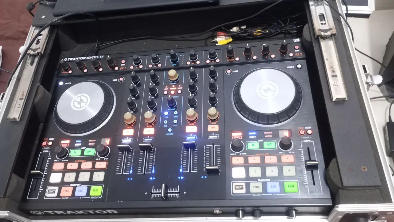 Traktor Kontrol S4 MK2 - Equipamentos e Acessórios de Som