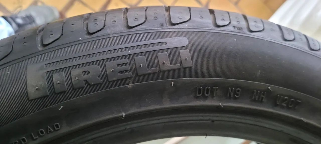 Pneu Pirelli.