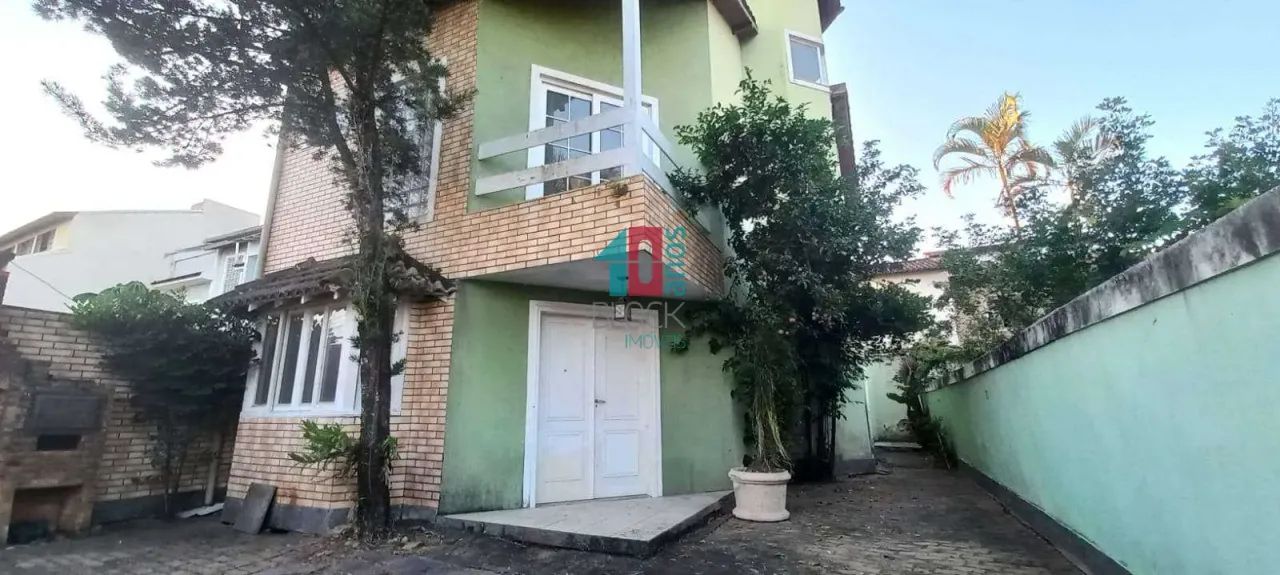 Vargem Pequena | Casa de Condomínio 3 quartos, sendo 3 suites
