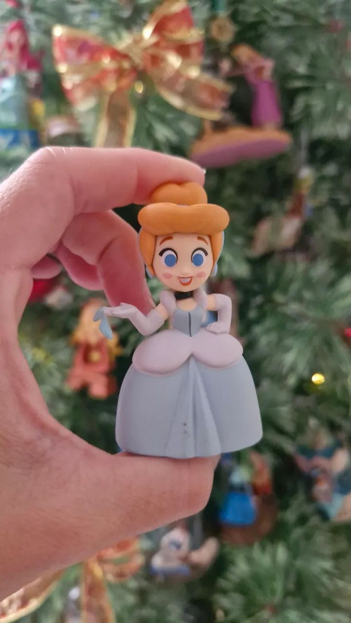 Miniaturas 100 anos Disney Princesa Cinderela e Raya - Foto 2