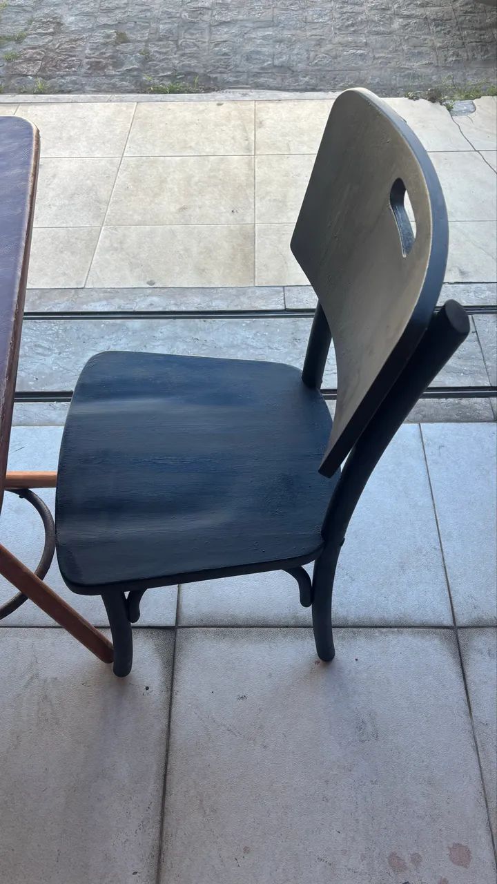 Mesa com 2 cadeiras de madeira 