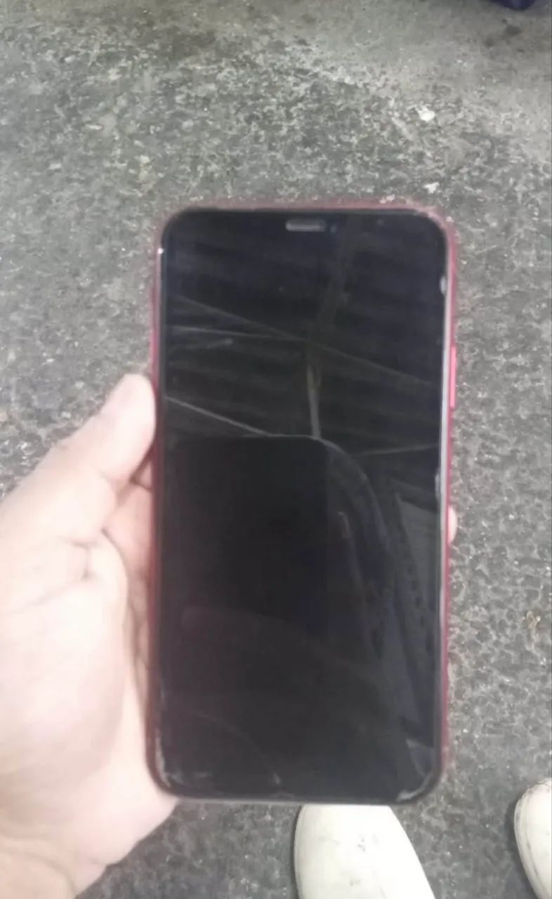 VENDO UM IPHONE XR ( COR VERMELHO )  900 pra colocar preço  - Foto 2