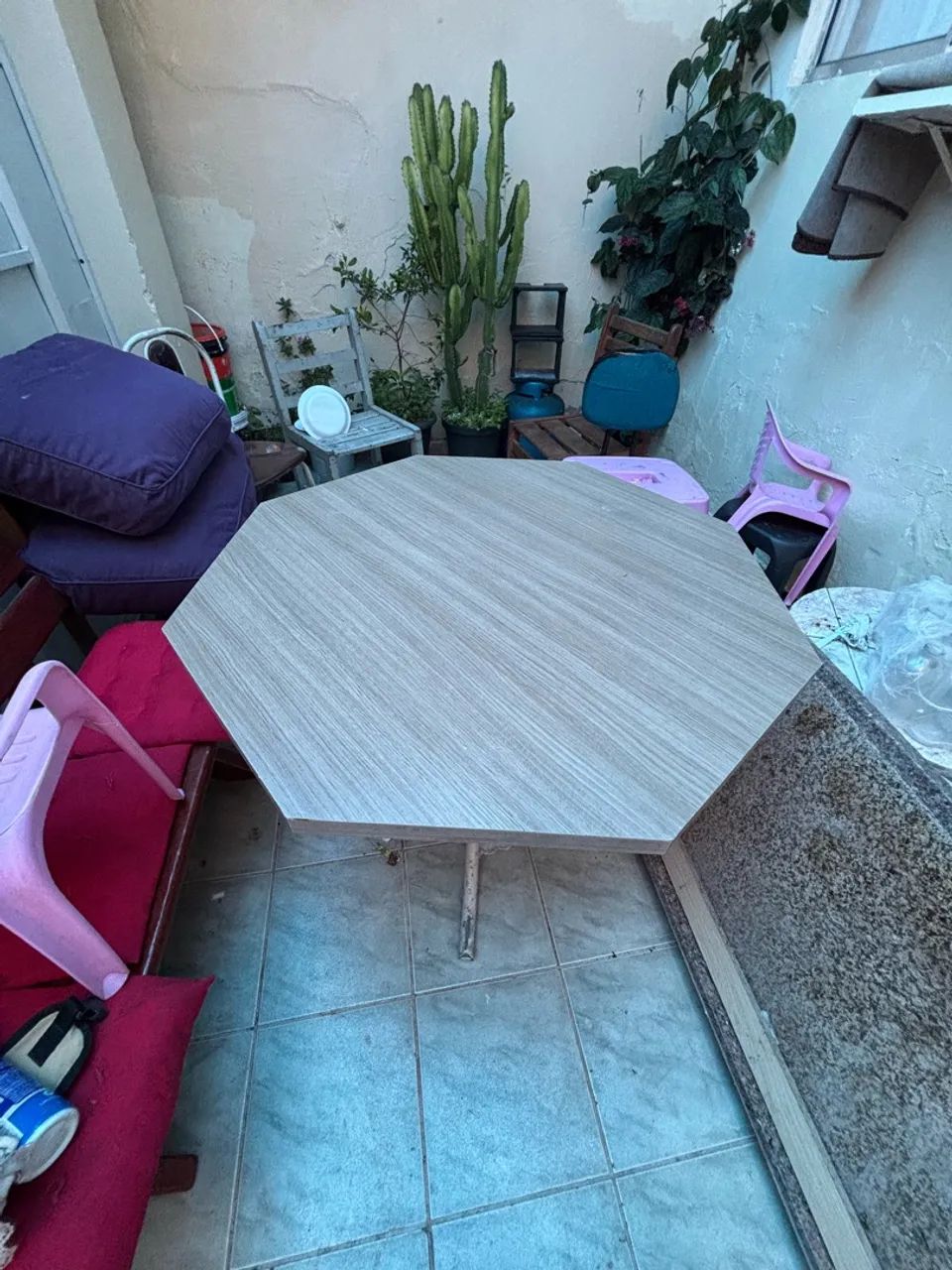 Mesa de Madeira Sextavada com Base de Ferro