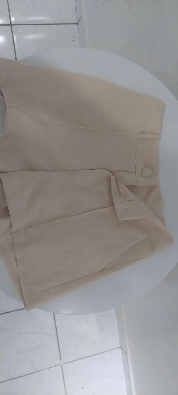 Short bermuda alfaiataria em cor bege