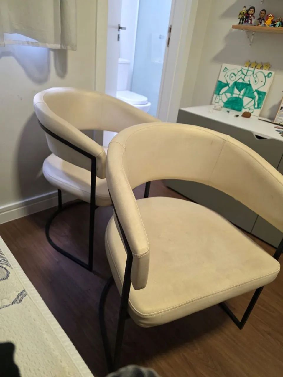 Kit 2 Poltronas Decorativas Sala Encosto Curvo Base Preta