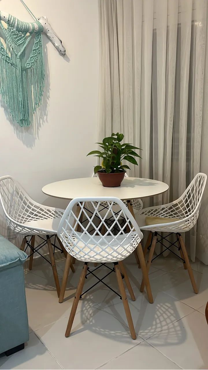 Mesa Eiffel branca com 4 cadeiras vazadas.  - Foto 2