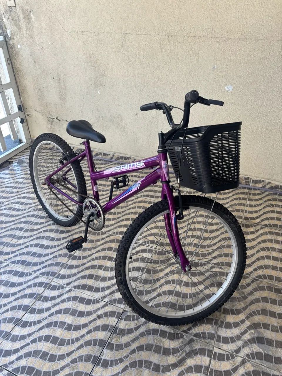 Bicicleta aro 24 lilás. Com cestinha