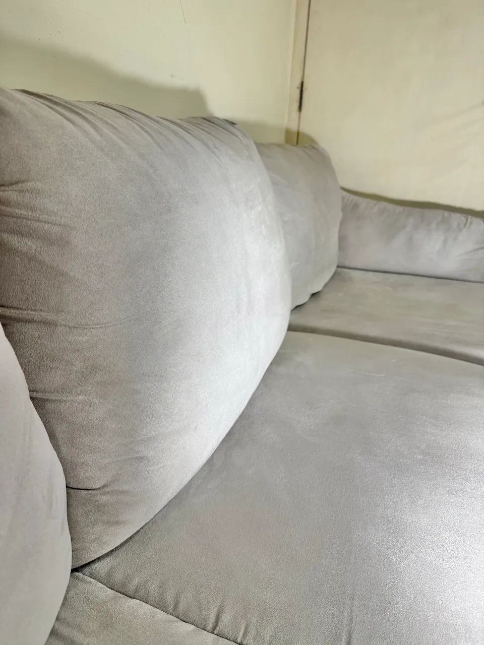 Sofá de Canto em L Suede Liso Cinza Claro - 2,70m x 1,60m - Sem Avarias - Foto 4