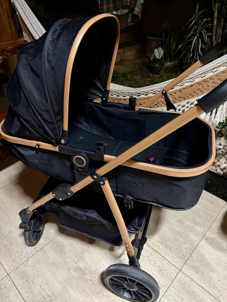 Carrinho de bebê e bebê conforto 