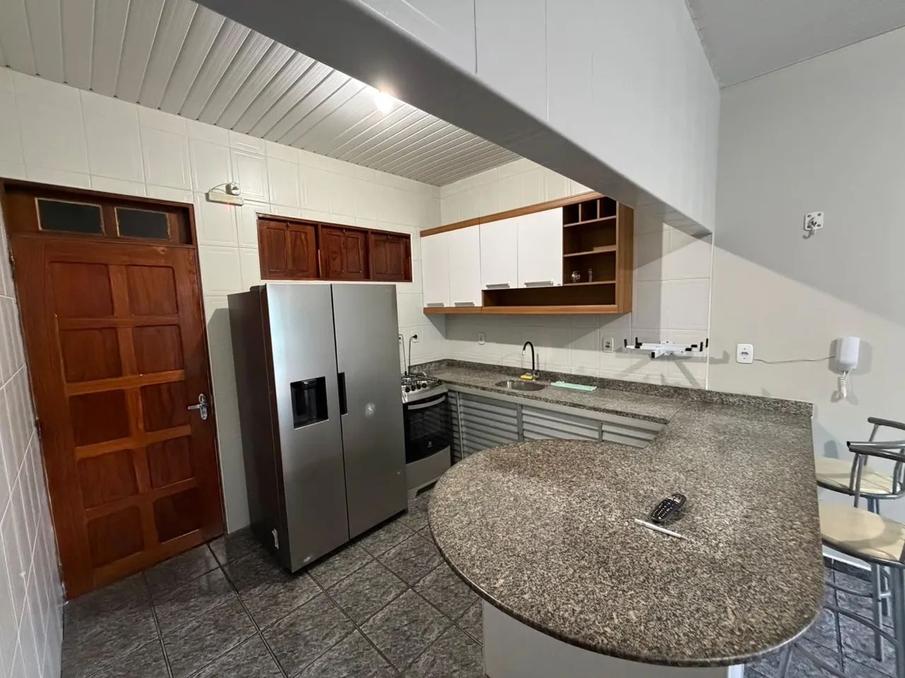 ALUGA-SE APARTAMENTO MOBILIADO 