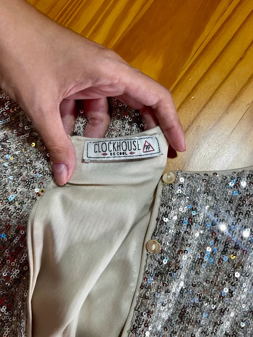 Blusa bege com brilhos paetê C&A - Foto 3