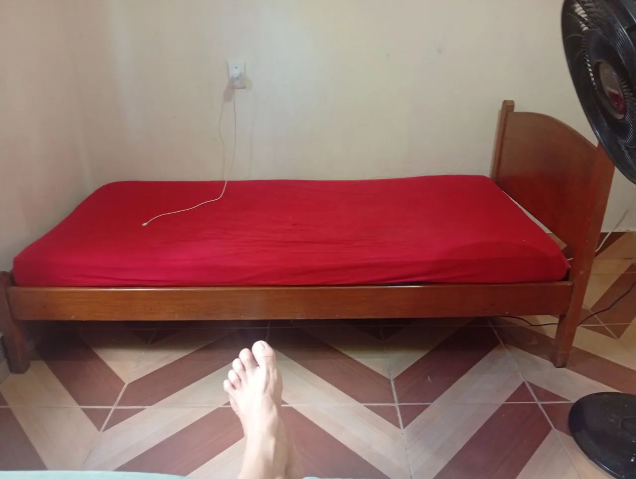 Vendo essa cama de solteiro de madeira