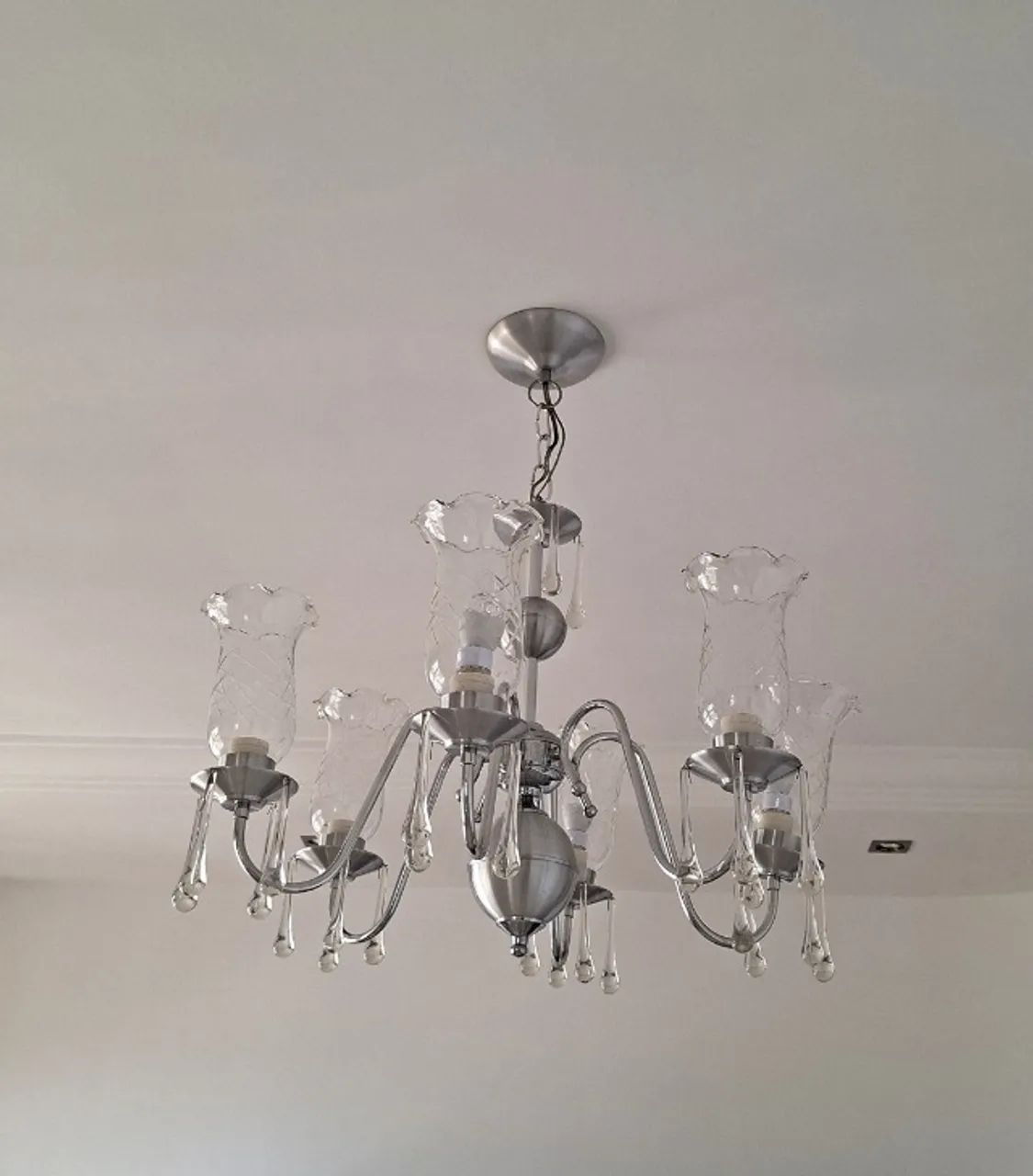 Lustre em metal com gotas pendentes