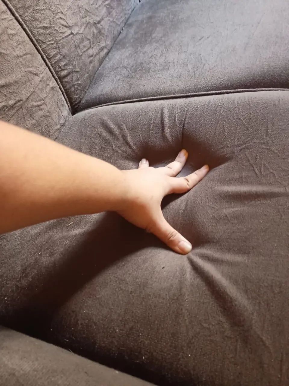 Sofá 3 lugares em Suede - Cor Café - Foto 2