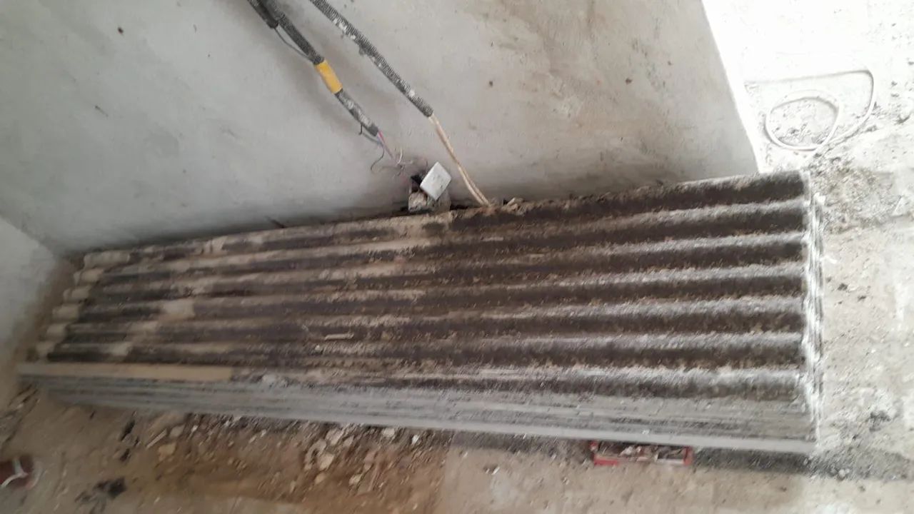 25 used Brasilit roof tiles, all in good condition.