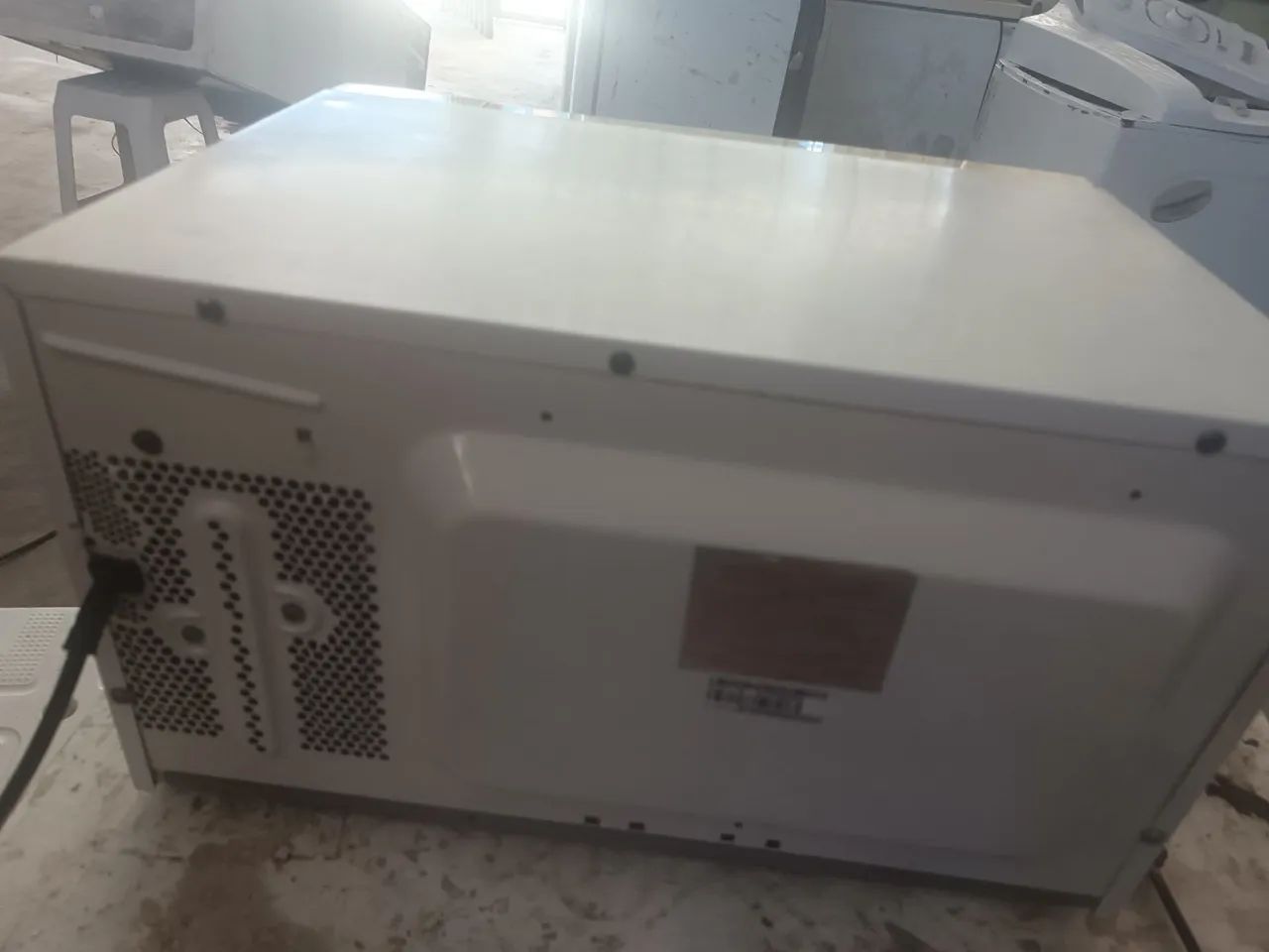 Vendo microondas 224 litros funcionando bem  - Foto 2