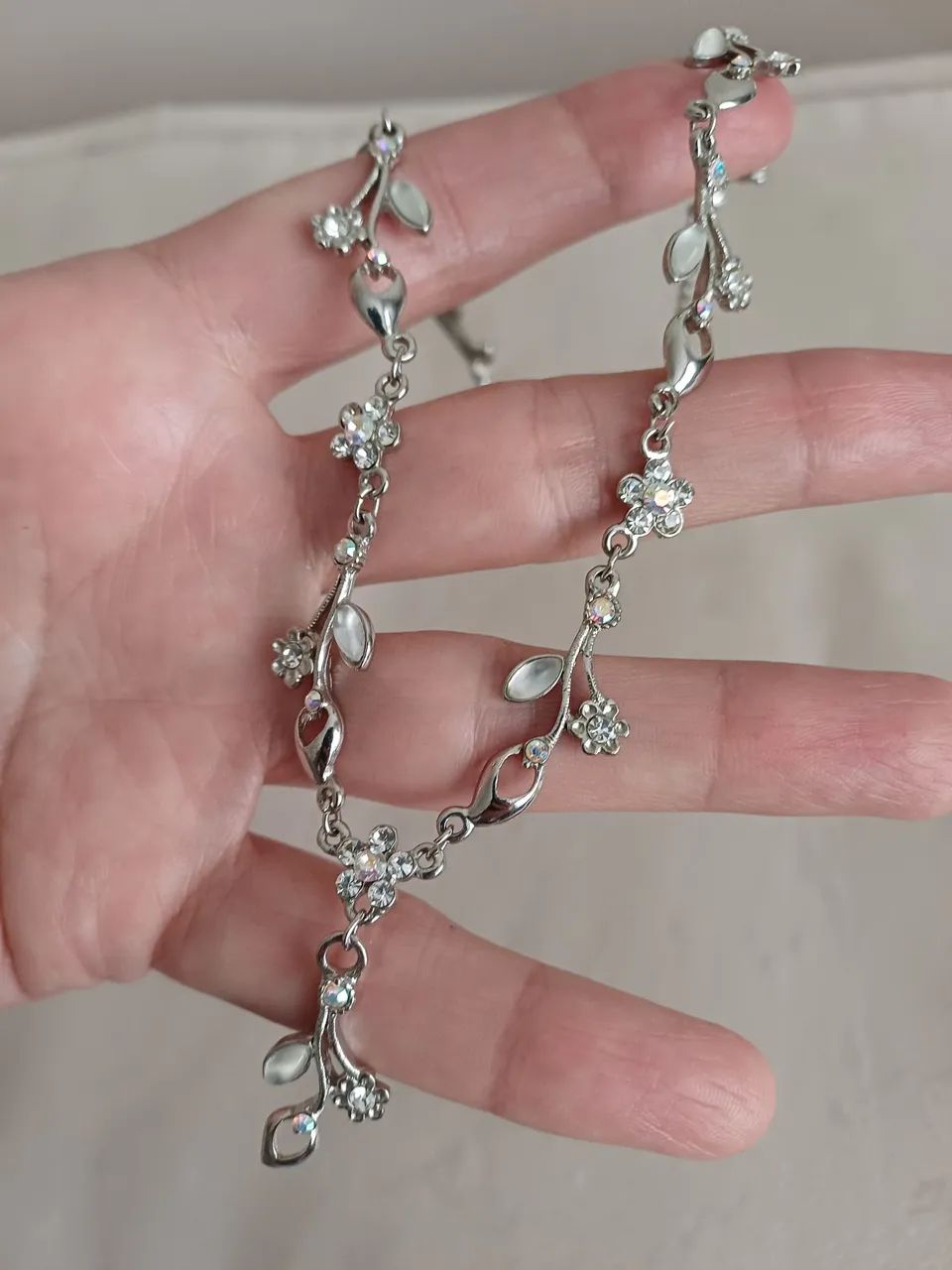 Conjunto colar e brincos prateados com strass - Foto 4