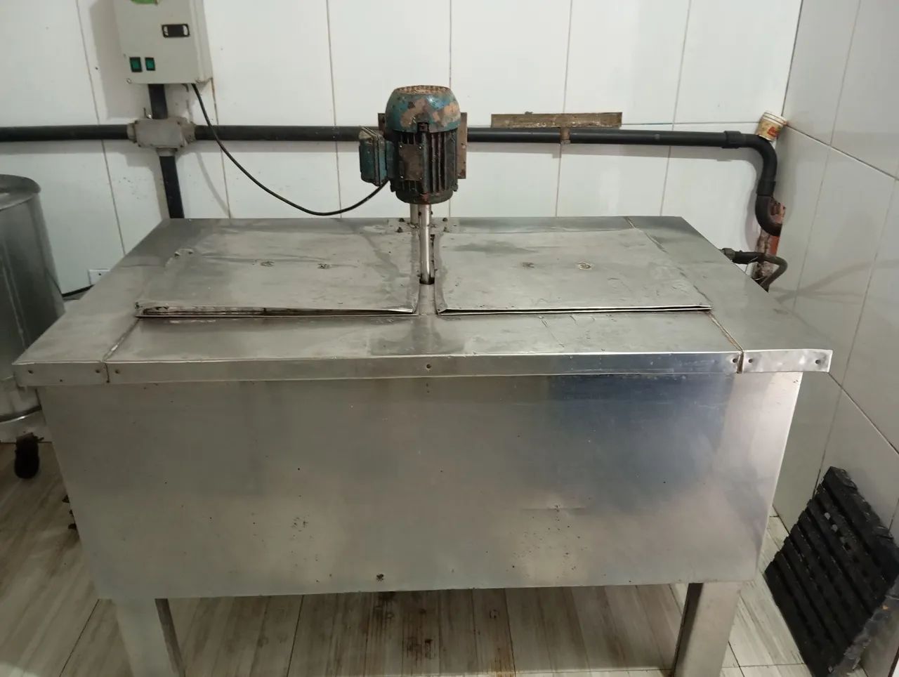 Vendo uma produtora de picolé 10 forma de 28 furos funcionado pronta pra trabalhar 13,000 