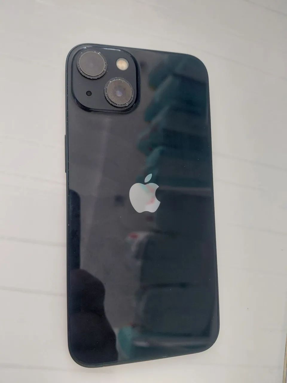Iphone 13 com um pequeno trinco 