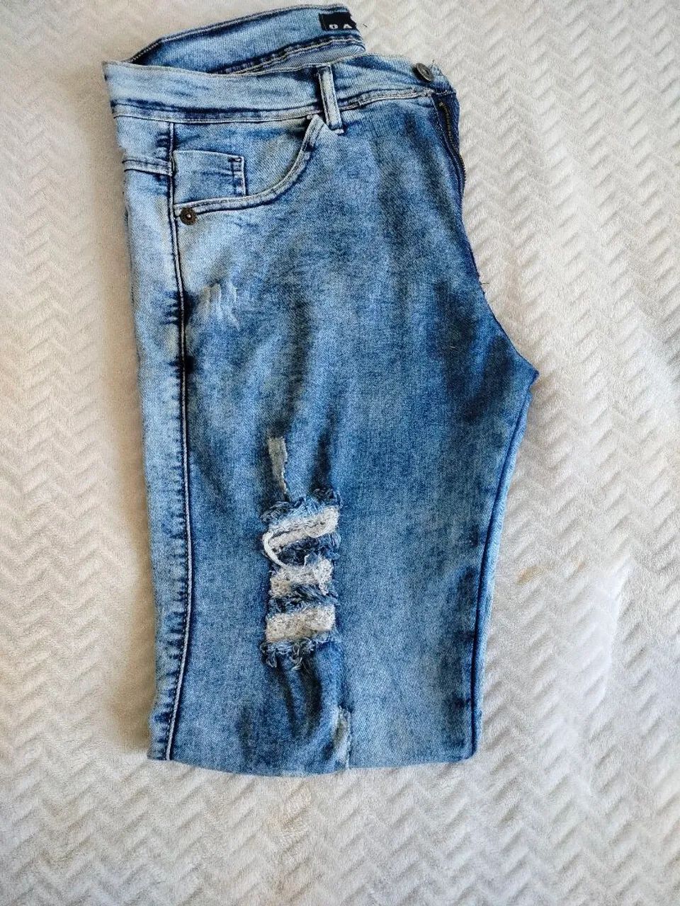 calça jeans skinny com lavagem marmorizada - Foto 5