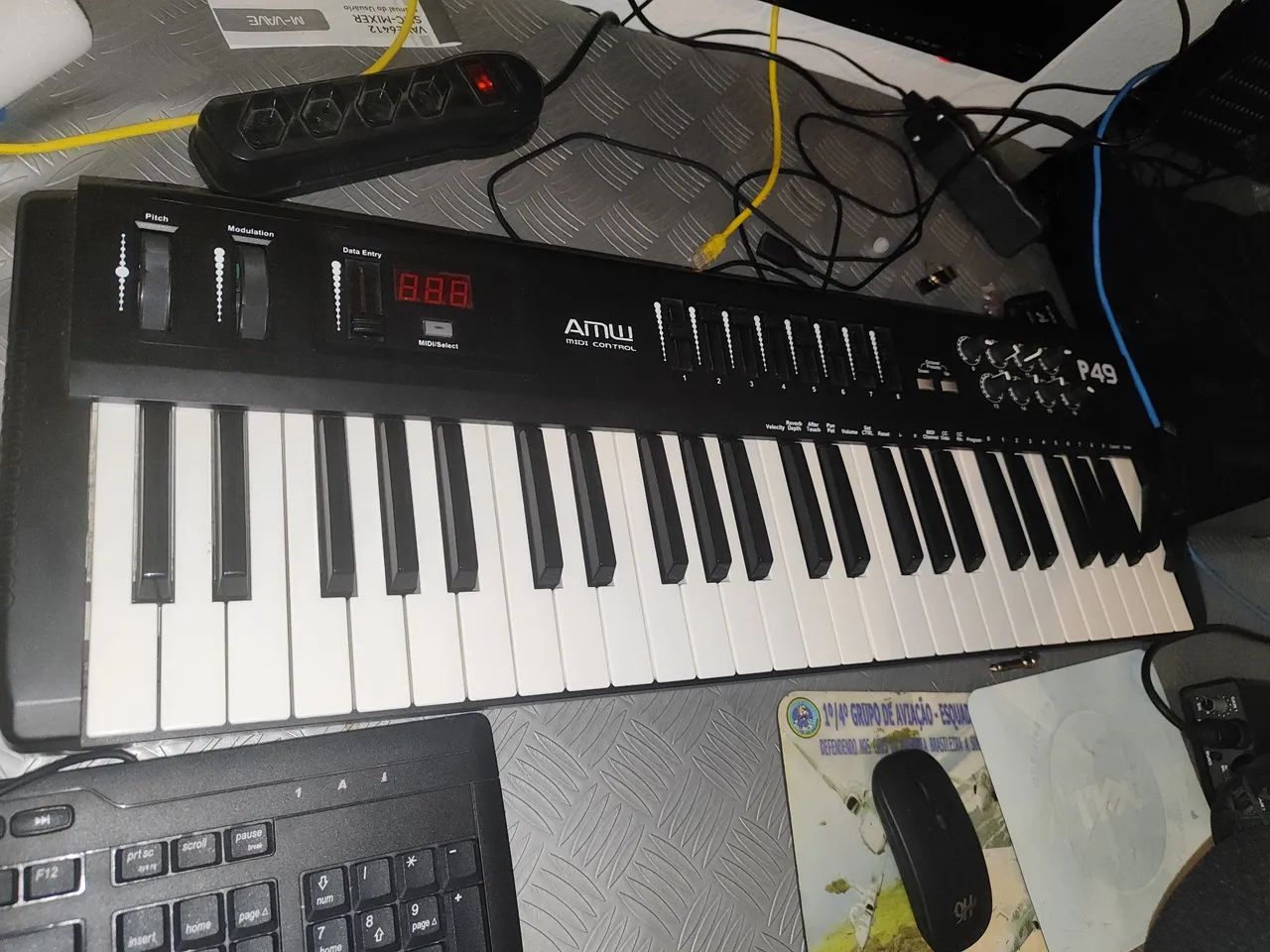 Controlador MIDI AMW P49