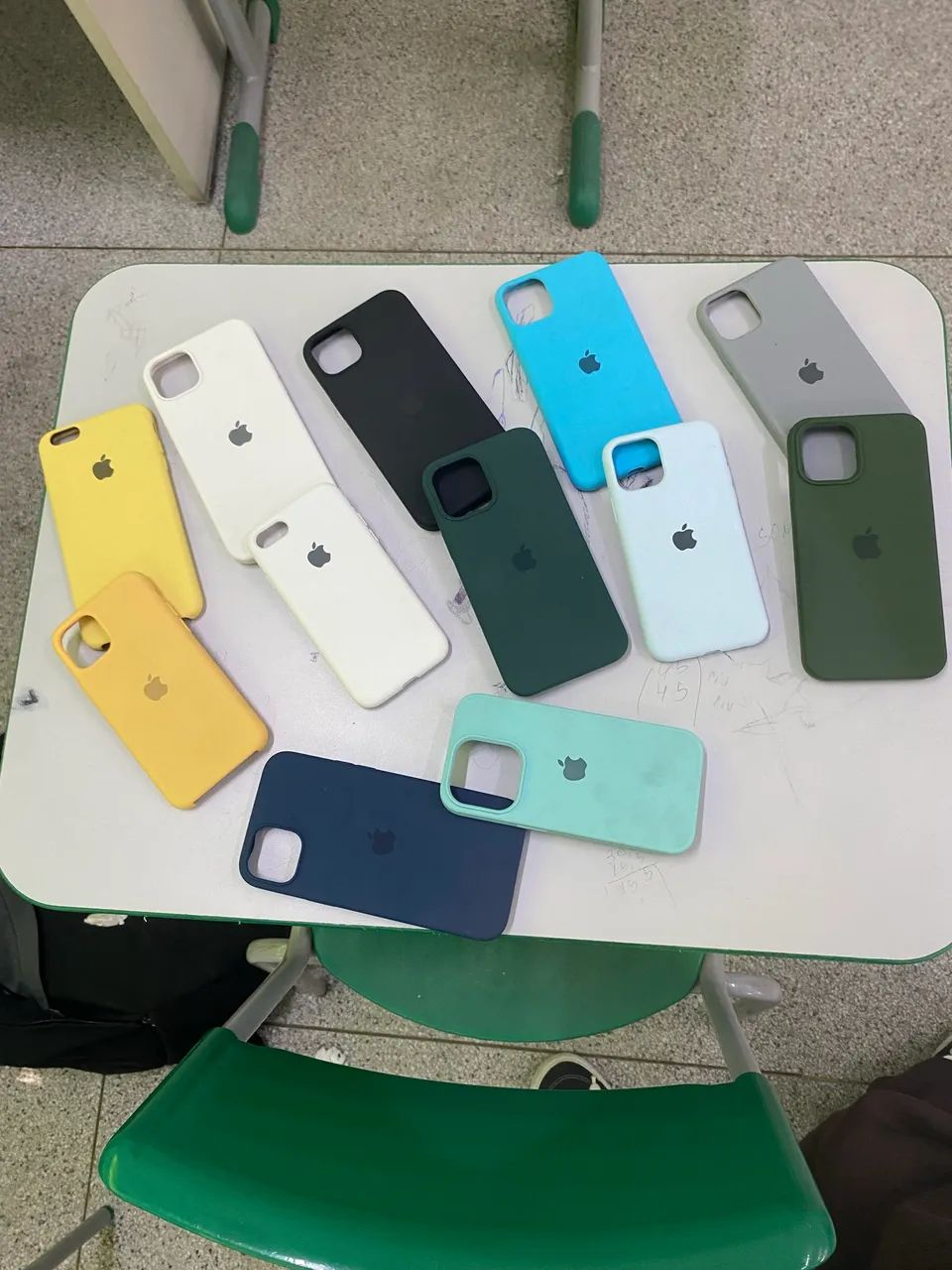 CAPINHAS DE IPHONE DE VÁRIOS MODELOS(Cores diversificada)